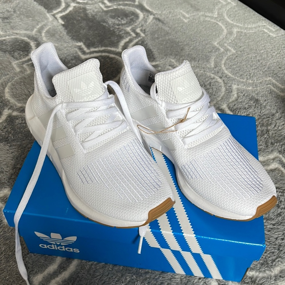 Men’s size 7 Adidas Swift Run Sneakers NIB